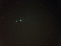 Ladányi Tamás felvétele még az október végi kitörés előtt készült. A felvételen a SWAN (C/2006 M4) üstököstől balra a gamma Boo látható. (Nemesvámos, 2006.10.17., 18:03 UT, 2,8/200 Canon L tele, Canon EOS 300D átalakítva, ISO 800, egy
