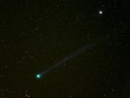 A fenti kép a kitörés után, október 27-én készült. A fantasztikus felvételen a SWAN (C/2006 M4) üstökössel egy látómezőben látszik az M13 gömbhalmaz. (Hajag-tető, 2006.10.27., 18:32 UT, 2,8/200 Canon L tele, Canon EOS 300D átalakítva,