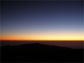Haragos narancssárga égbolt naplemente után a Paranalon